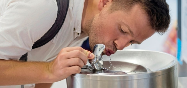 Bebedouros em Ambientes Comerciais: Como Melhorar o Bem-estar dos Colaboradores