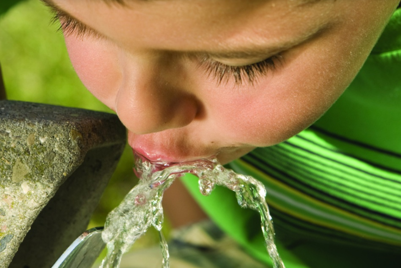 Bebedouros para Escolas: A Importância de Garantir Água Limpa e Segura para os Estudantes