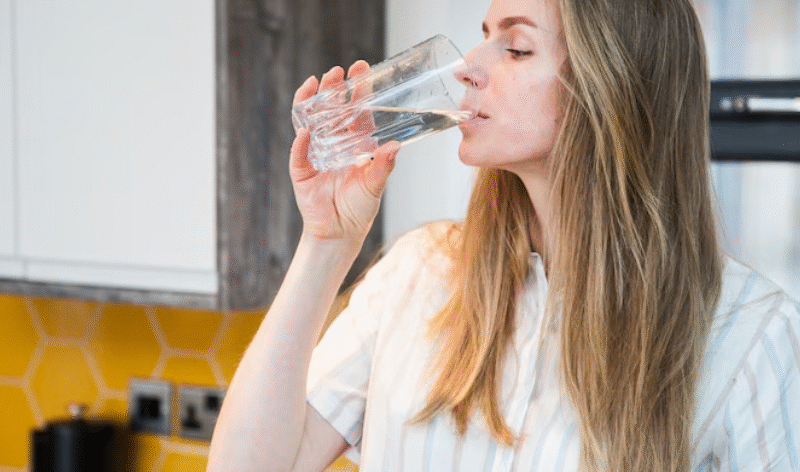 Você Está Bebendo Menos Água do que Pensa (E o Problema Pode Estar na Sua Cozinha)